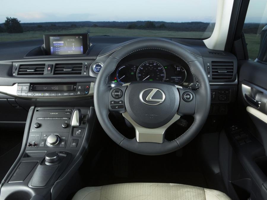  Lexus CT200h 2014 года  (UK) (фото 8 из 19)